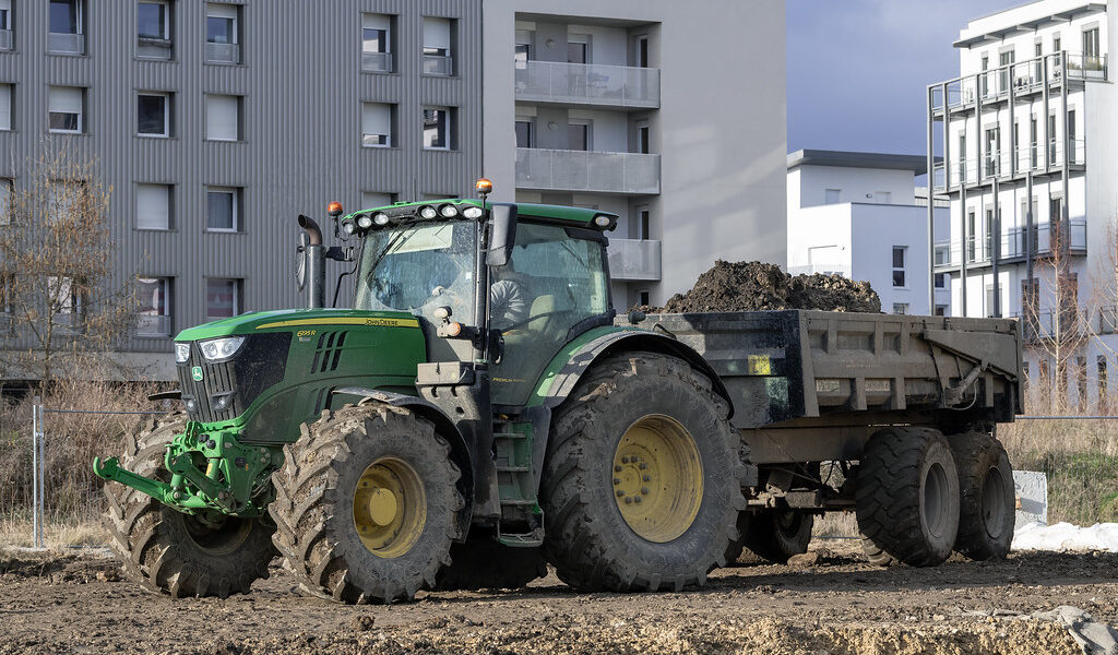 Wheeled Excavator Urban Road Construction